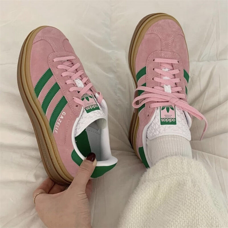 أحذية رياضية نسائية من أديداس  - مراجعة Adidas Shoes Samba وسعره